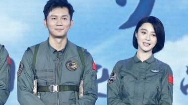 《空天獵》首映禮，范冰冰鉆戒再次閃瞎催婚黨，哪顆才是李晨求婚最愛？