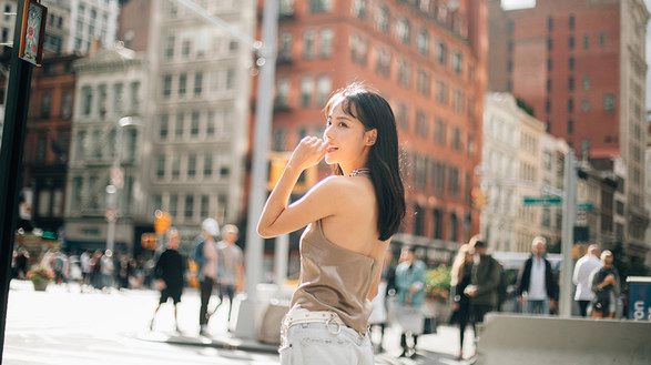 張嘉倪曝紐約街拍   絲質吊帶+牛仔秒變New York Lady