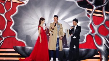 黃景瑜首登衛視晚會為歐詩漫慶生  深情獻唱驚艷眾人
