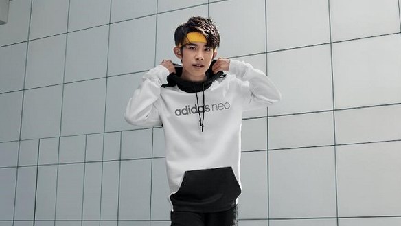 adidas neo全球首位青年創(chuàng)意官，易烊千璽百變造型滿滿正能量