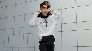 adidas neo 代言人家族再添新成員，活力少年易烊千璽好動(dòng)來(lái)襲