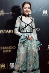 郭碧婷亮相時尚盛典蕾絲長裙秒殺菲林，獲封“年度最具魅力女藝人” 