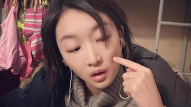 周冬雨燈光下自拍展酷女孩本色  網(wǎng)友：她根本配不上余文樂？