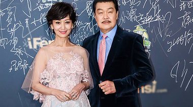 同是不老女神，趙雅芝楊麗萍穿衣風格大不同