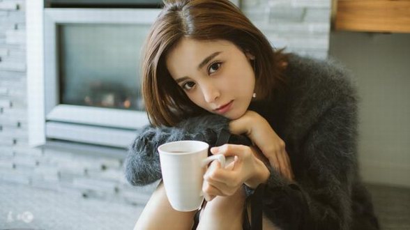女星古力娜扎現身咖啡店拍攝寫真 網友：續杯！續杯！續杯！