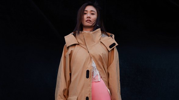 ?劉蕓生日寫真：Balenciaga駝色風衣搭配粉色連體靴,率性灑脫