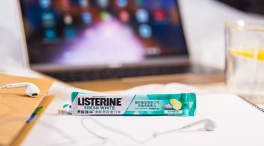 李施德林亮白便攜漱口水：讓你的牙齒煥發健康年輕態