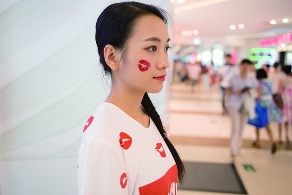 717紅唇節：猛男導演尋找最美紅唇女一號