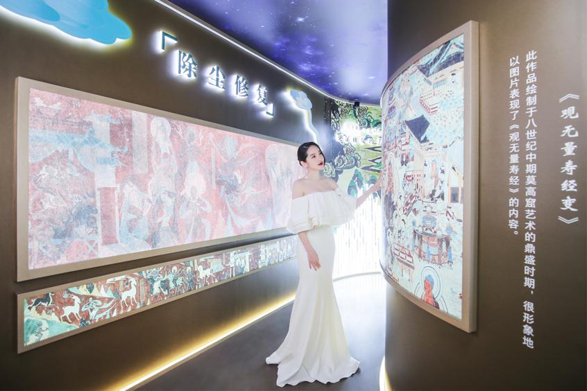 富揚恩身穿白色魚尾禮服現身佰草集翡翠水活動，優(yōu)雅的儀態(tài)宛若一只美麗的白天鵝