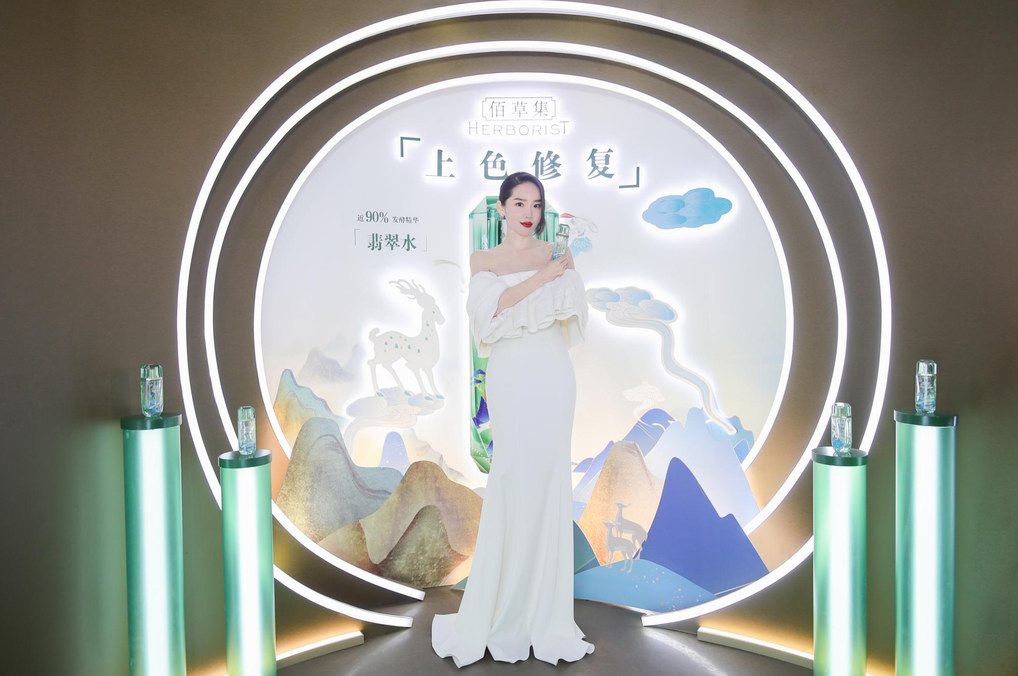 富揚恩身穿白色魚尾禮服現身佰草集翡翠水活動，優(yōu)雅的儀態(tài)宛若一只美麗的白天鵝