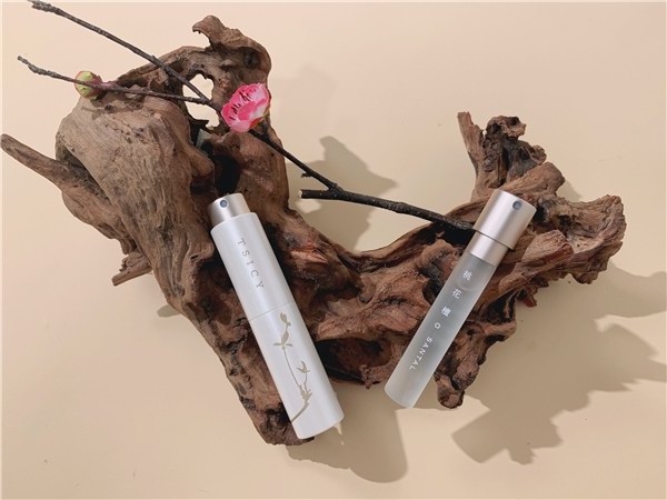 國風香氛品牌棲溪TSICY推出與國際香精巨頭Givaudan（奇華頓）共創(chuàng)的新香型“桃花檀”。