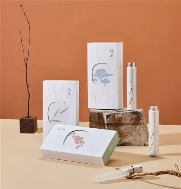 國風香氛品牌棲溪TSICY推出與國際香精巨頭Givaudan（奇華頓）共創(chuàng)的新香型“桃花檀”。