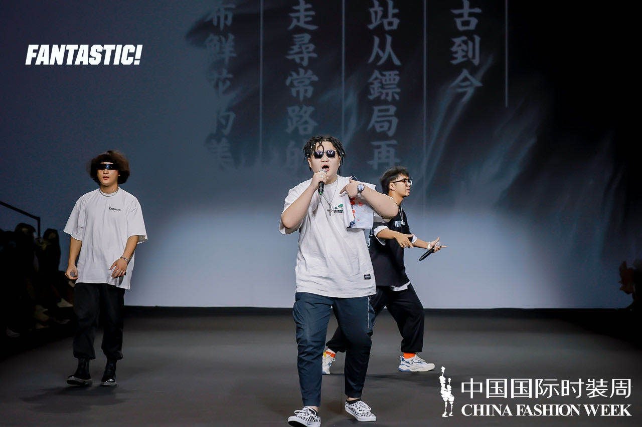 中國潮流新銳品牌怪誕星球攜手中國郵政，共同發布了SS22聯名系列服裝