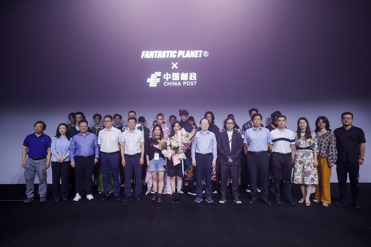 中國潮流新銳品牌怪誕星球攜手中國郵政，共同發布了SS22聯名系列服裝