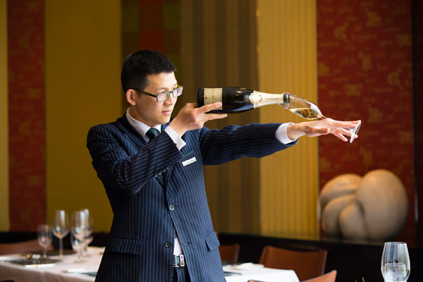 金閣中餐廳經理鄧中寶履新贈飲秋日美酒