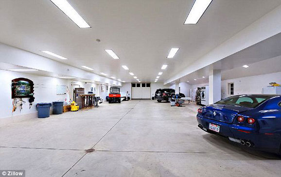 豪宅的車(chē)庫(kù)，可容納10輛車(chē)，當(dāng)然都是豪車(chē)。