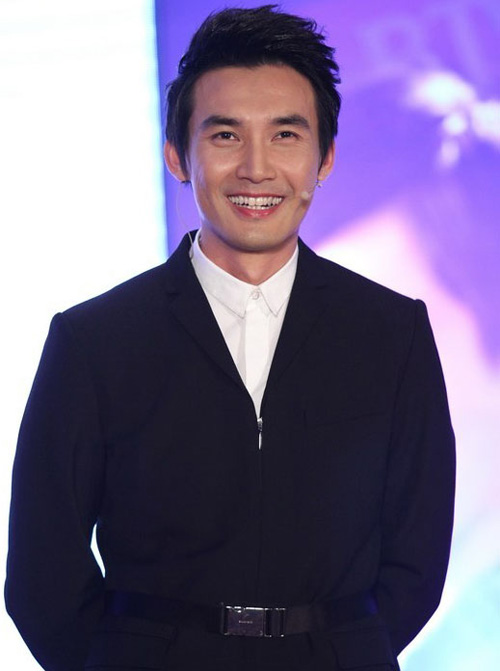 張鐸身穿Dior Homme 秋冬新款出席新片發布會