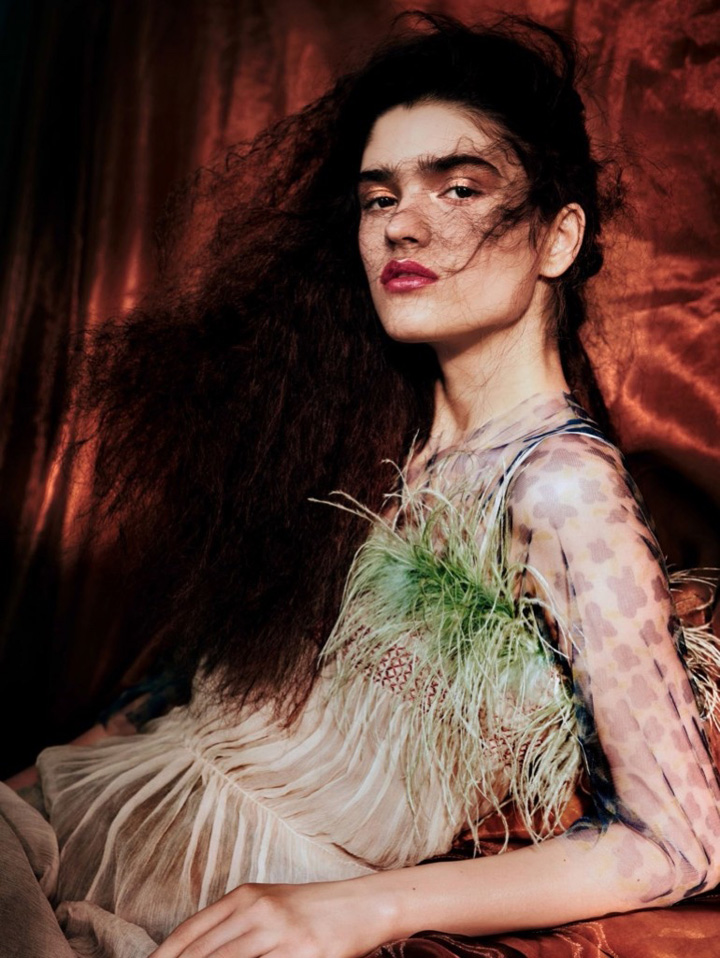 Alexandra Micu《Vogue》中國版2017年4月號
