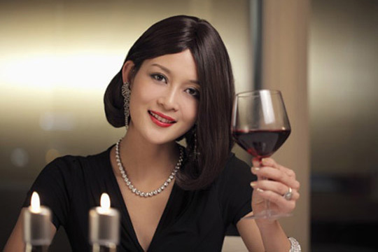 氣質女人如何優雅地拿酒杯？