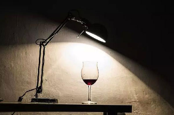 如何區分“水晶酒杯”和“玻璃酒杯”？