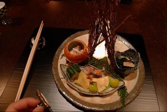 八寸 據(jù)說(shuō)，這是仿照日本古時(shí)候的窩棚生活，設(shè)計(jì)的。