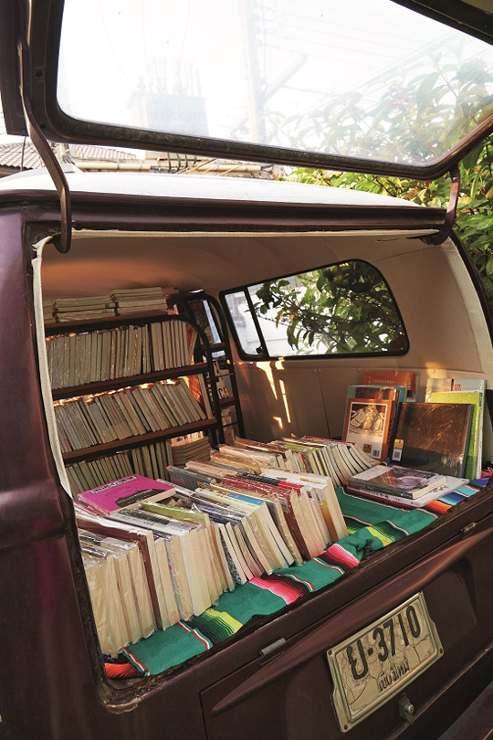 真正的德國原裝車變身移動書堡