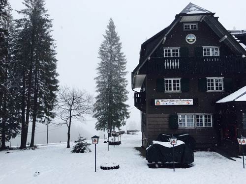 大雪中的Naturfreundehaus，像極了電影中歷經千辛萬苦終于尋找到的酒館