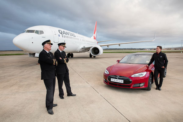 澳洲航空噴射機與Tesla電動跑車挑戰速度競賽