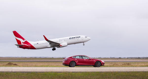澳洲航空噴射機與Tesla電動跑車挑戰速度競賽
