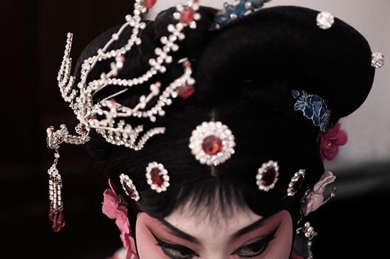 每一出昆曲都匯集了多種中國傳統(tǒng)技藝，他們相輔相成，共同成就了這項美輪美奐的藝術。