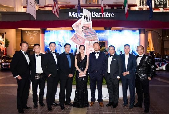 酒莊CEO Eric Vallat（左一）、路易十三品鑒官蔣呈彥（左三）、路易十三傳訊經(jīng)理史佳瓊（中），及《今天傳承·當代再造》項目資助人一行。