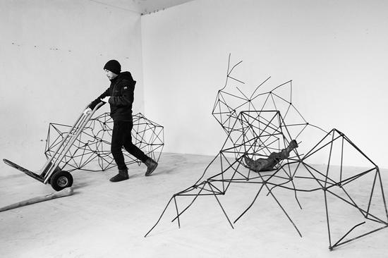 生活在北京的藝術家楊心廣善于利用重型工具創(chuàng)造藝術作品。為賦予藝術作品靈魂，他的靈感必須建立于當代生活元素之上。