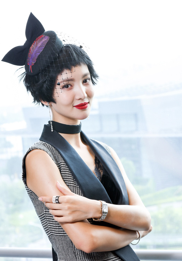金晨佩戴戴比爾斯優雅現身北京國際馬術大師賽