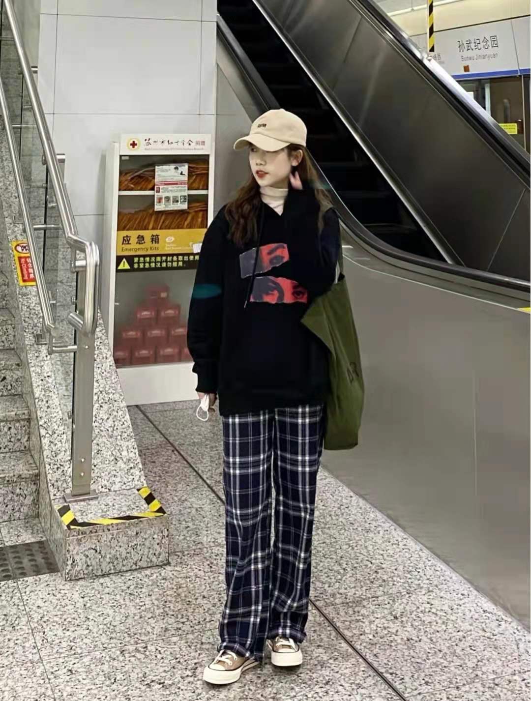 黑色衛衣 白色中領打底 格子褲