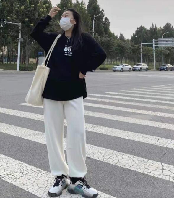  黑色衛衣 白色闊腿褲 運動鞋