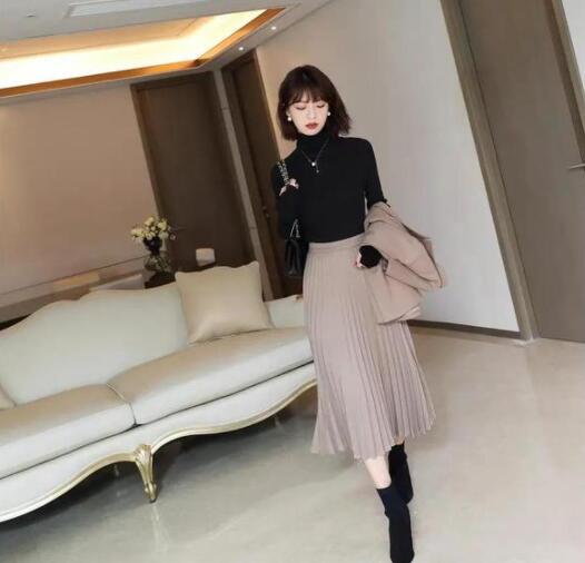 黑色高領毛衣 沙漠杏百褶裙