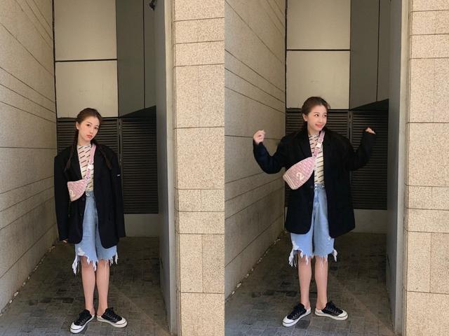 印花半高領內搭 高腰撕邊牛仔褲 黑色西裝外套