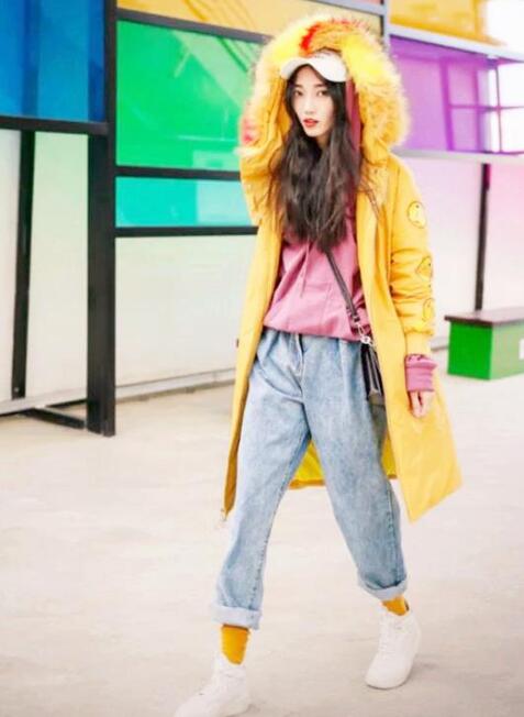 黃色羽絨服 粉色衛衣