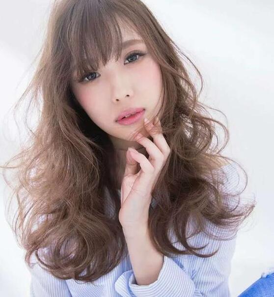 長臉女生 蓬松的發型