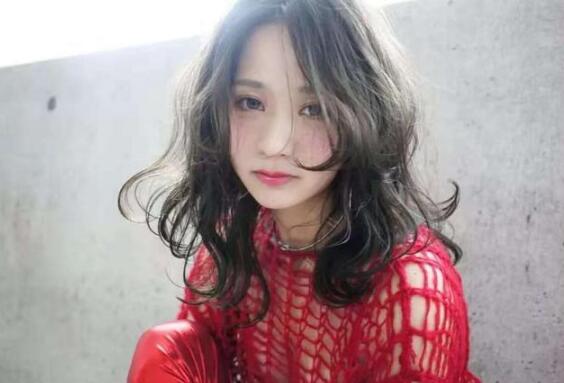 劉海彎曲發型