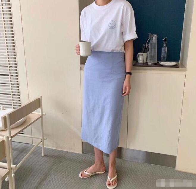 白色T恤 藍色直筒裙