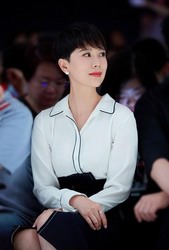 海清佩戴De Beers戴比爾斯Aura鉆石戒指、耳釘優雅出席時尚活動