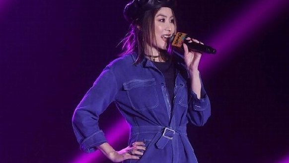45歲陳慧琳穿牛仔連體褲撞衫30歲王子文，誰更美呢？