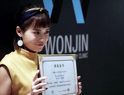 不計其數的一線網紅阿沁等人相繼參訪韓國原辰醫美集團本社