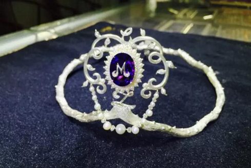 曾為無數女神設計皇冠的設計師龍梓嘉，無數女性因為他的設計而傾倒