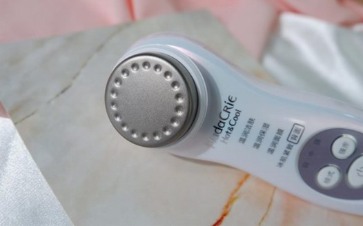 夏天皮膚干燥、泛油、起皮？你需要補(bǔ)水保濕的日立美容儀！