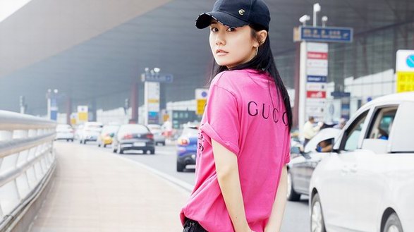 劉蕓身穿gucci玫紅色T恤，手拎chanel迷你背包現身機場： 簡單又時髦