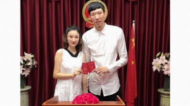NBA周琦和美女空姐王欣怡領證結婚  嬌妻最萌身高差成亮點