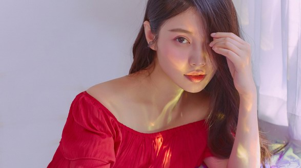 徐冬冬全新寫真大片：一襲紅裙，小露香肩，少女感滿滿