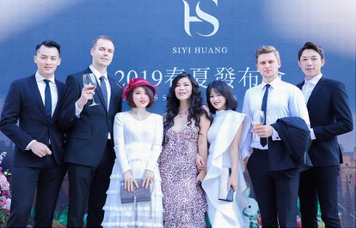 梵秀伊李微、譯萱受邀參加SIYI HUANG發布會